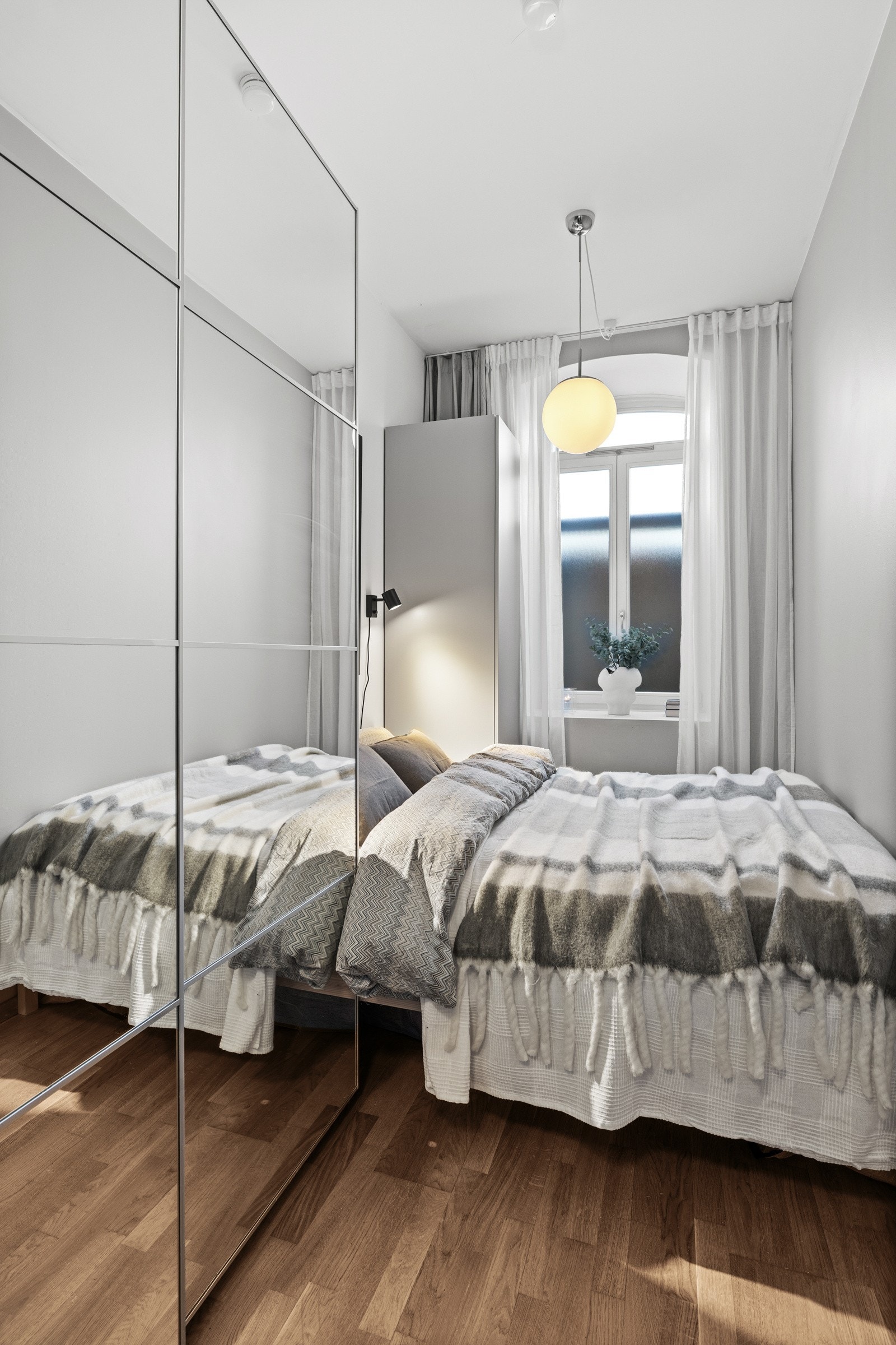 Soverommet ligger i underetasjen og har plass for dobbeltseng og garderobe. Galleribilde