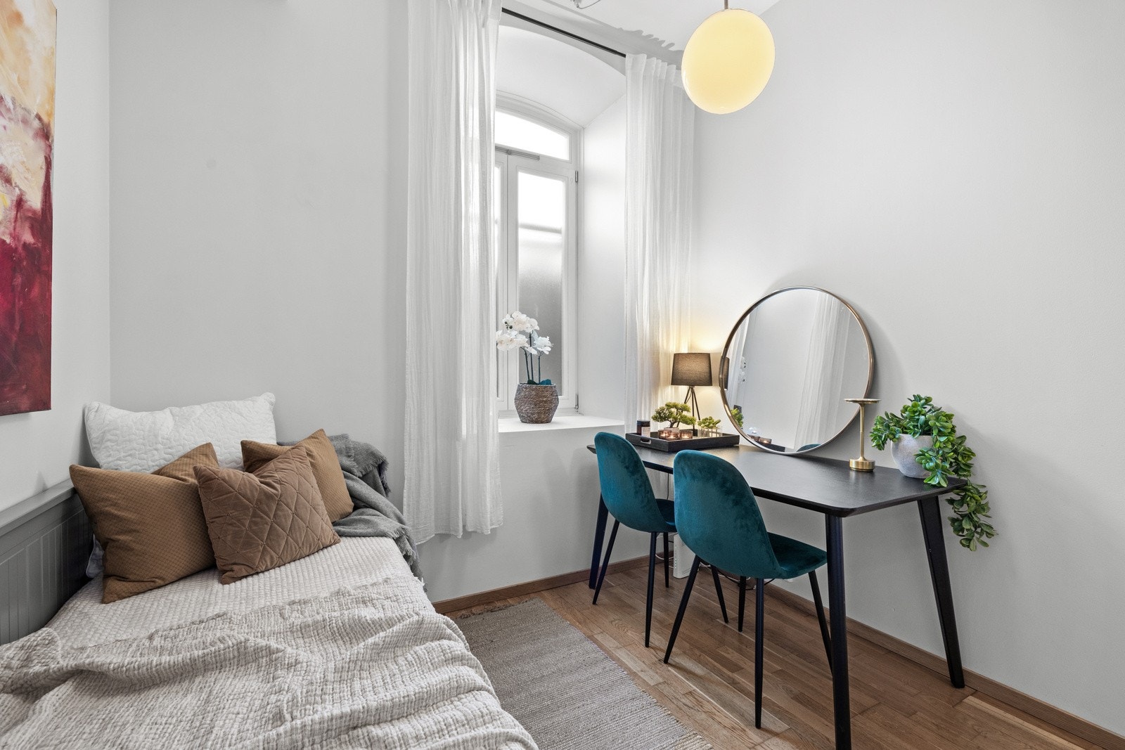 Allrommet fremstår luftig med en generøs takhøyde og store vindusflater. Galleribilde