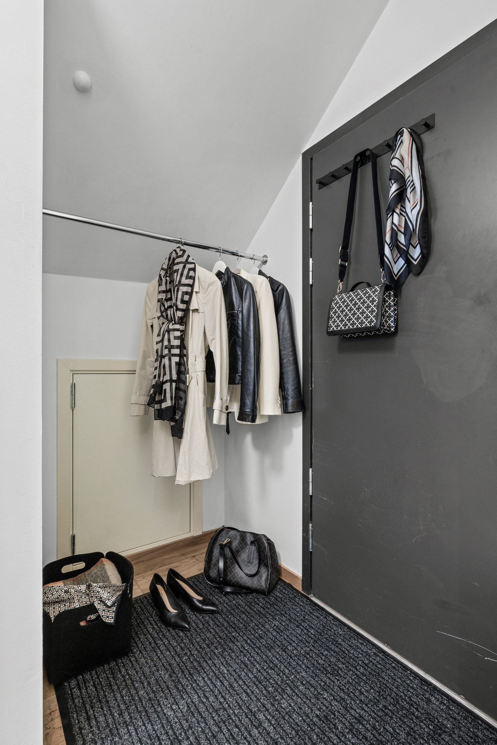 Hybelen har egen inngang fra underetasjen og ved ankomst møtes du av en entré med god plass til å henge fra seg yttertøyet. Galleribilde