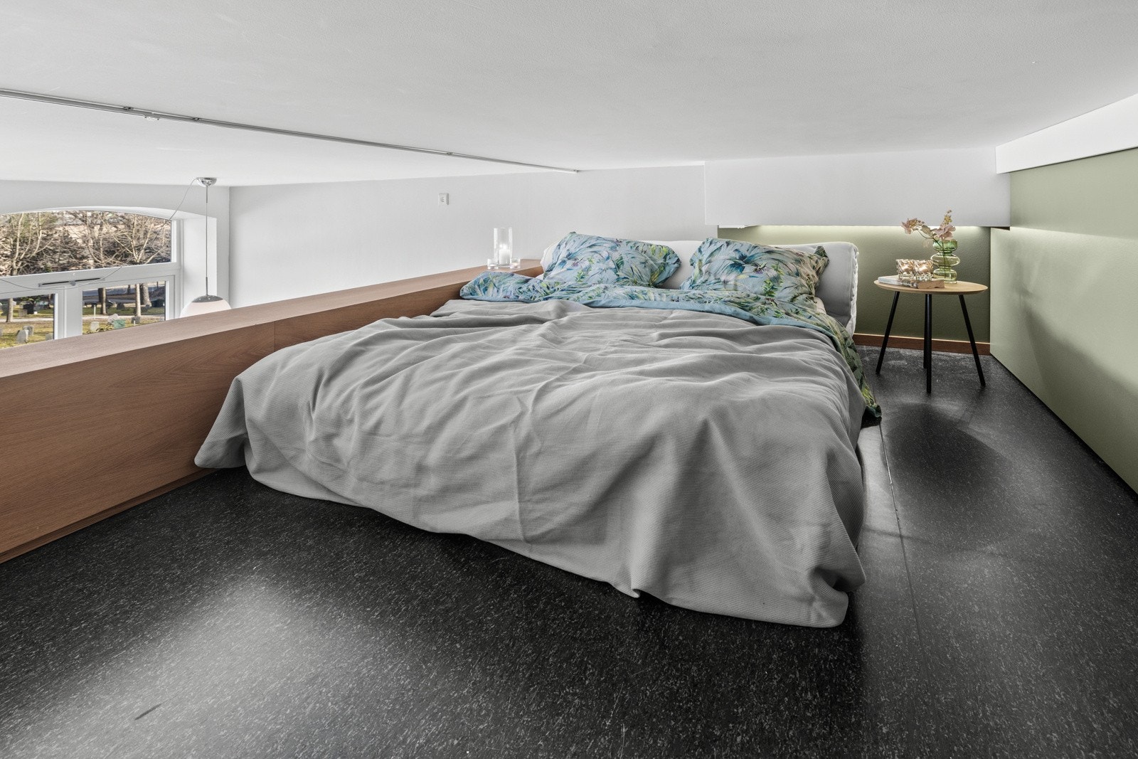 Med stige opp fra entréen finner du en praktisk hems som gir maksimalt med utnyttelse av den generøse takhøyden i leiligheten. Galleribilde