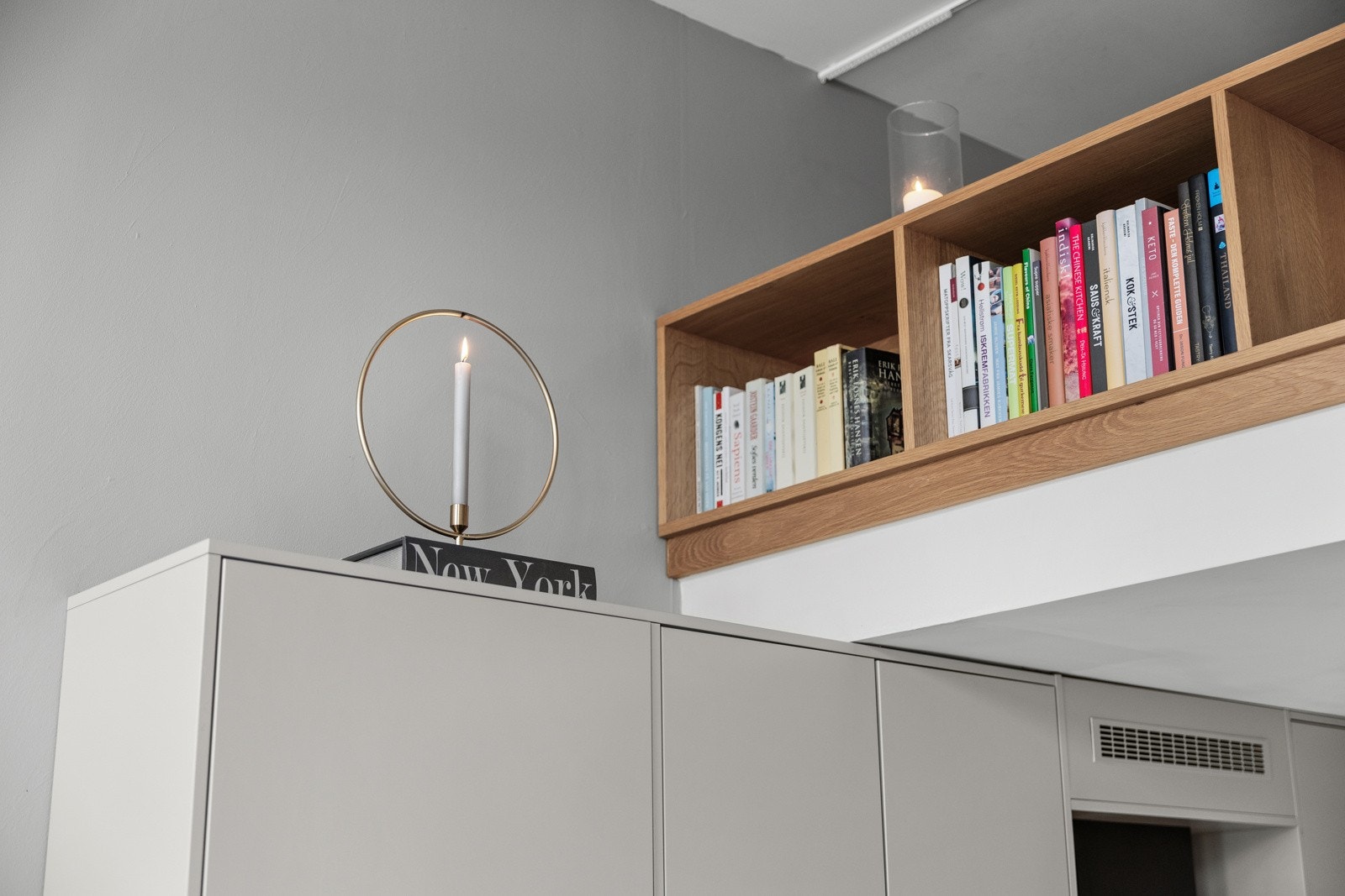 Hemsen er laget med finurlige hylleløsninger som byr på både oppbevaringsplass og design. Galleribilde