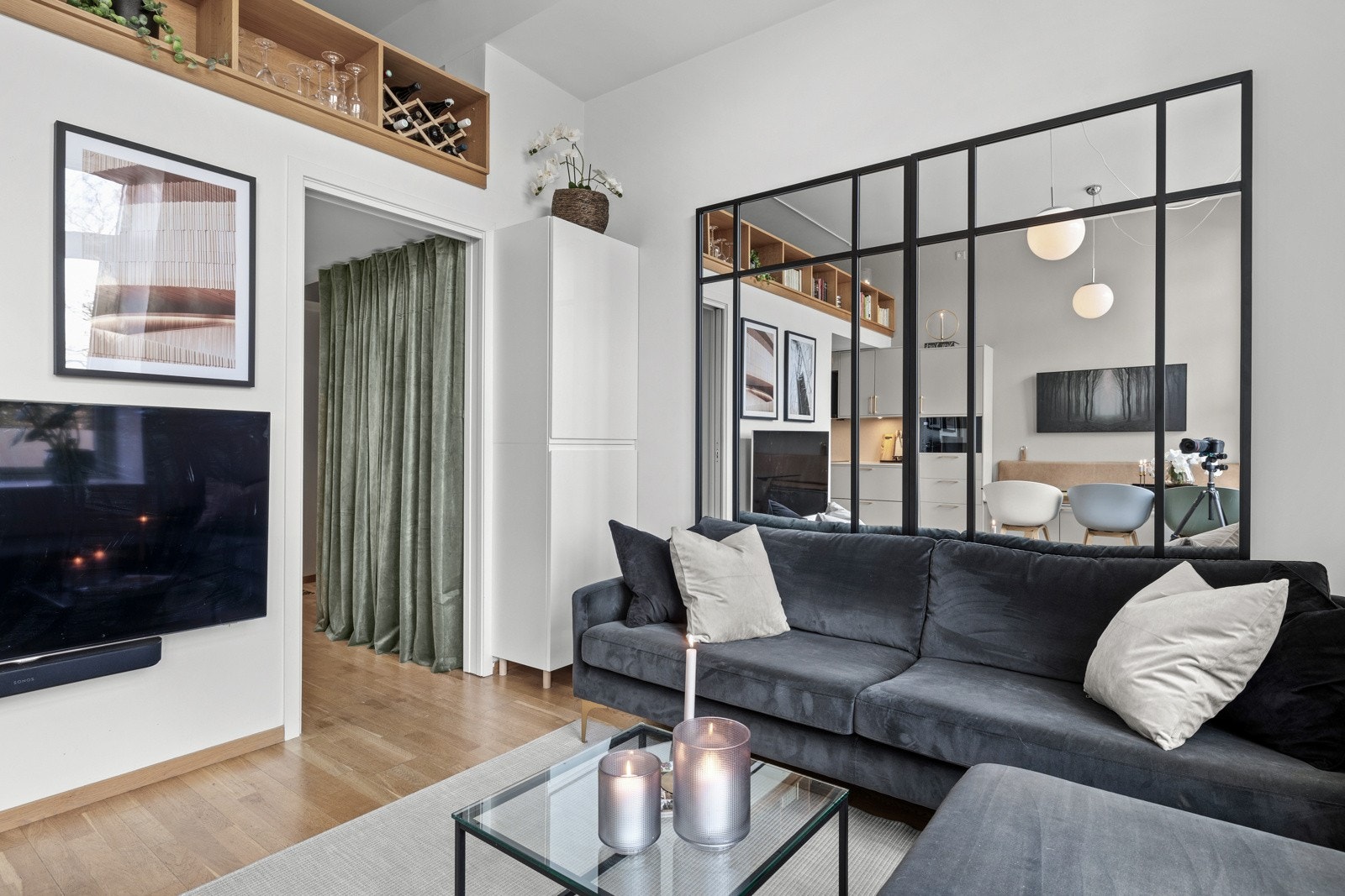 Vi beveger oss videre inn til det sosiale oppholdsrommet; den lyse stuen med åpen løsning mot kjøkkennisjen. Galleribilde