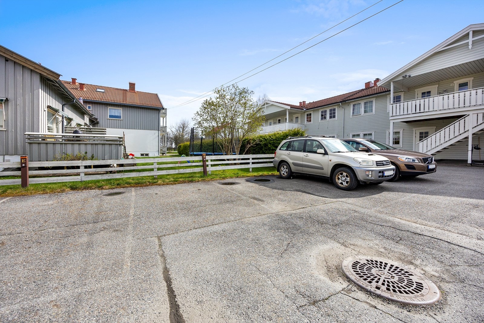 Det medfølger 2 stk parkeringsplasser på sameiets tomt til leiligheten. Galleribilde