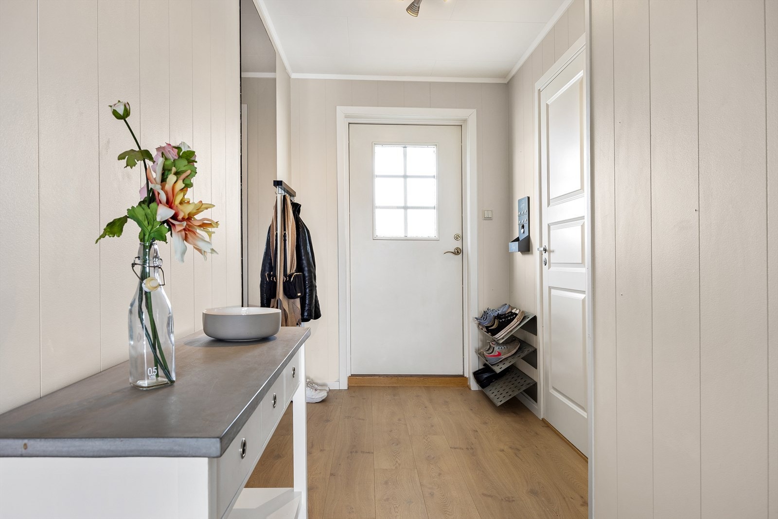 Inne i entréen er det god plass til oppheng av yttertøy og til å sette fra seg sko. Galleribilde