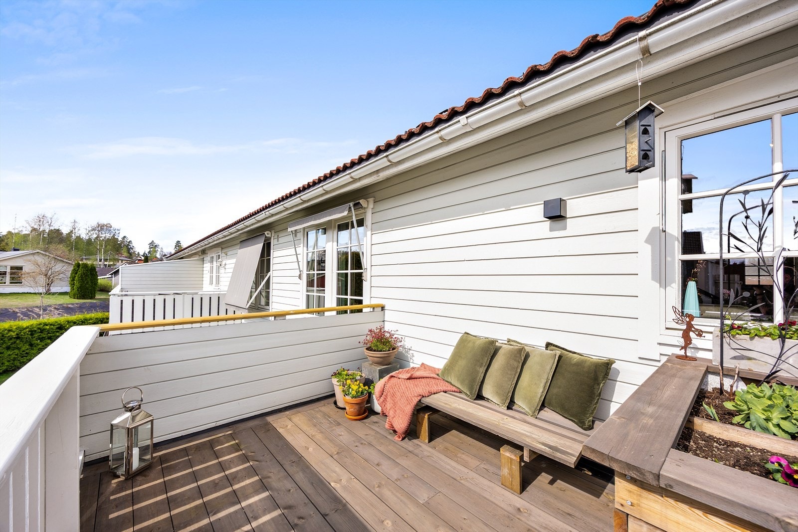 Balkongen er dekket med royal impregnert trevirke og har god plass til utemøbler, grill og sosiale sammenkomster. Galleribilde