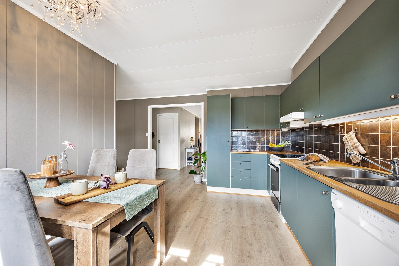 Stort kjøkken med god skap- og benkplass. Galleribilde