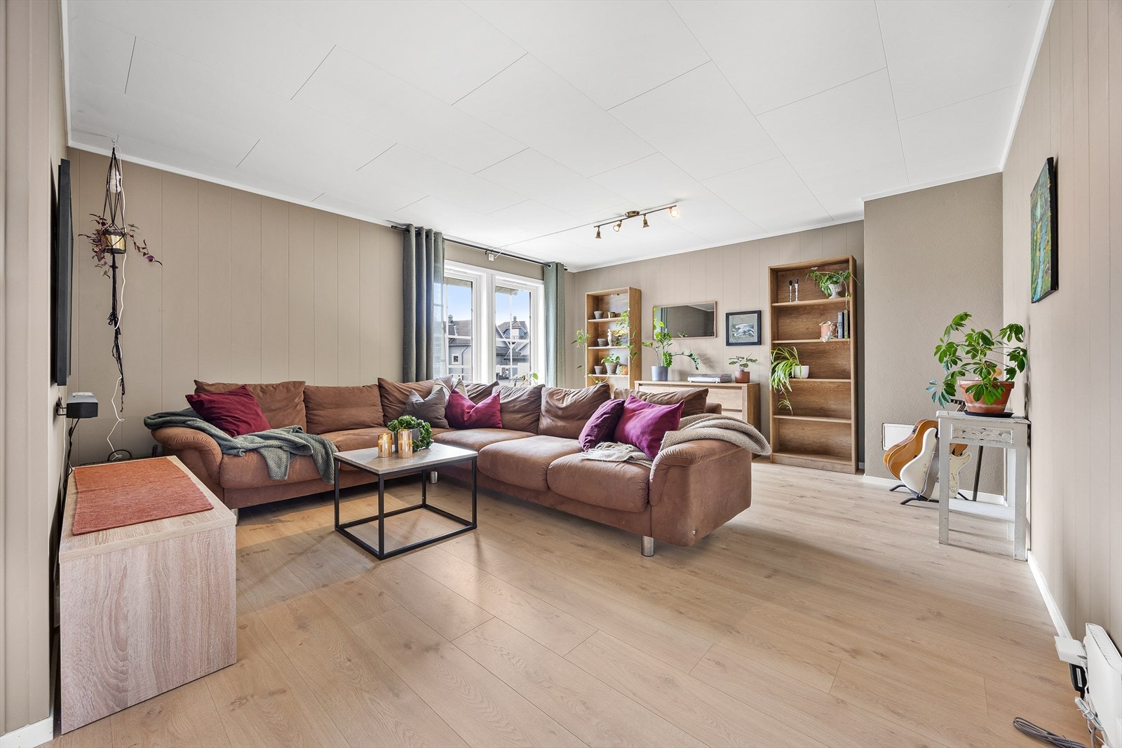 Stuen har gode vindusflater som slipper inn rikelig med naturlig lys. Galleribilde