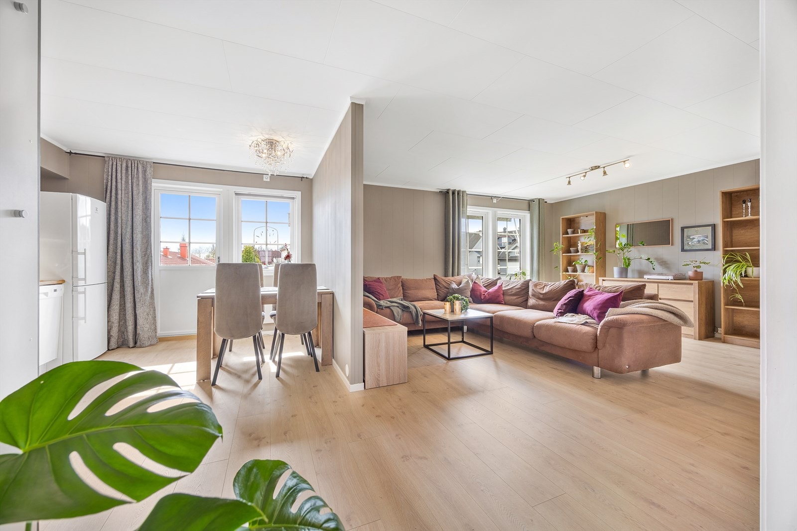 Leiligheten har en delvis åpen stue/kjøkkenløsning som gjør rommet til et hyggelig og sosialt oppholdsrom. Galleribilde