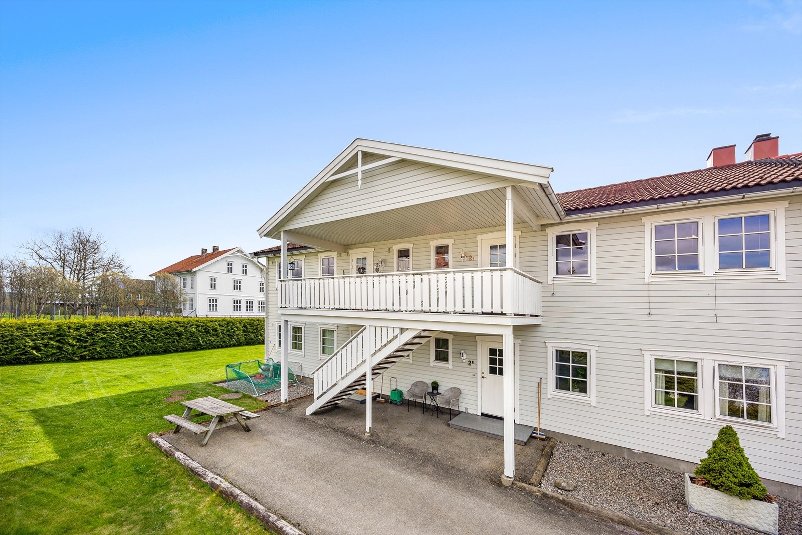 Dette er en pen og romslig 3-roms selveierleilighet med en fin og barnevennlig beliggenhet på Algarheim. Galleribilde