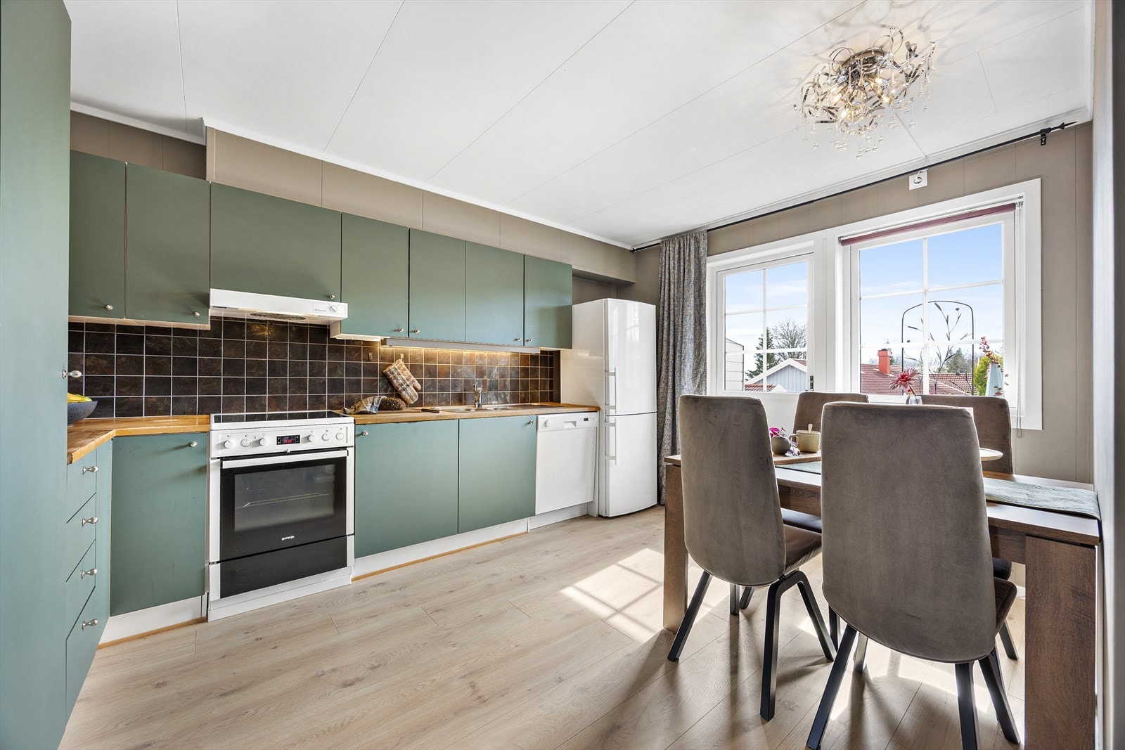 Kjøkkenet har frittstående hvitevarer. Galleribilde