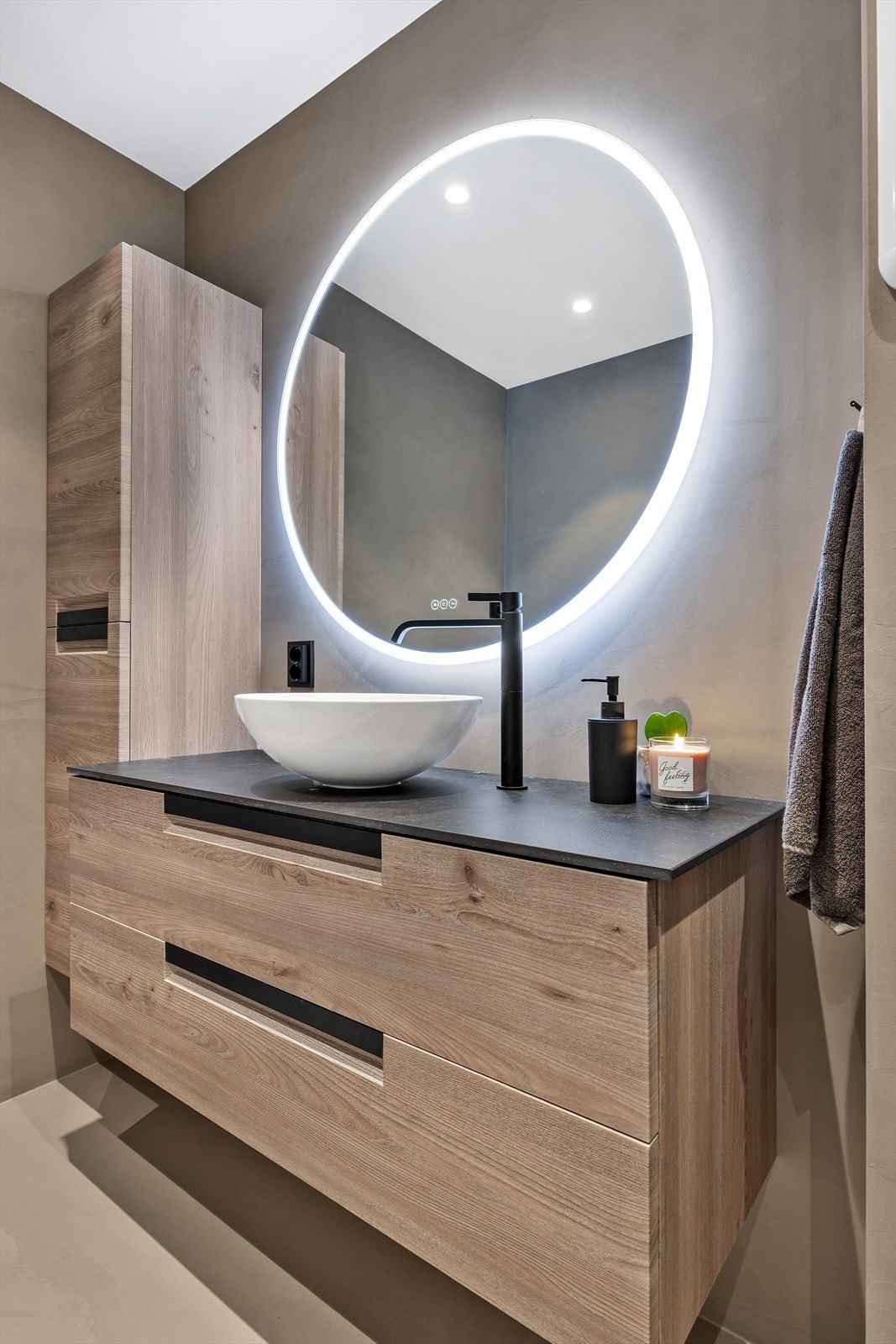 Badet er innredet med servantskap/vask, toalett, dusjhjørne og opplegg for vaskemaskin/tørketrommel. Galleribilde