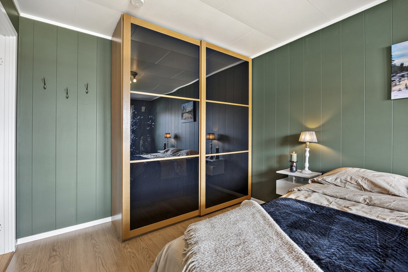 Rommet har en stor skyvedørsgarderobe. Galleribilde