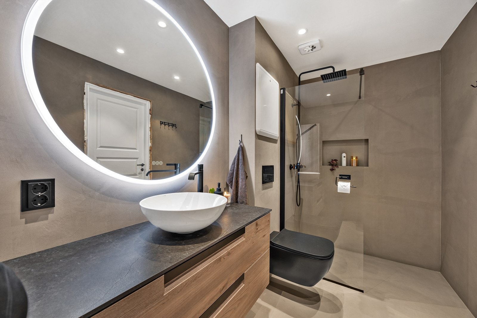 Moderne bad med gulvvarme og downlights i taket. Galleribilde