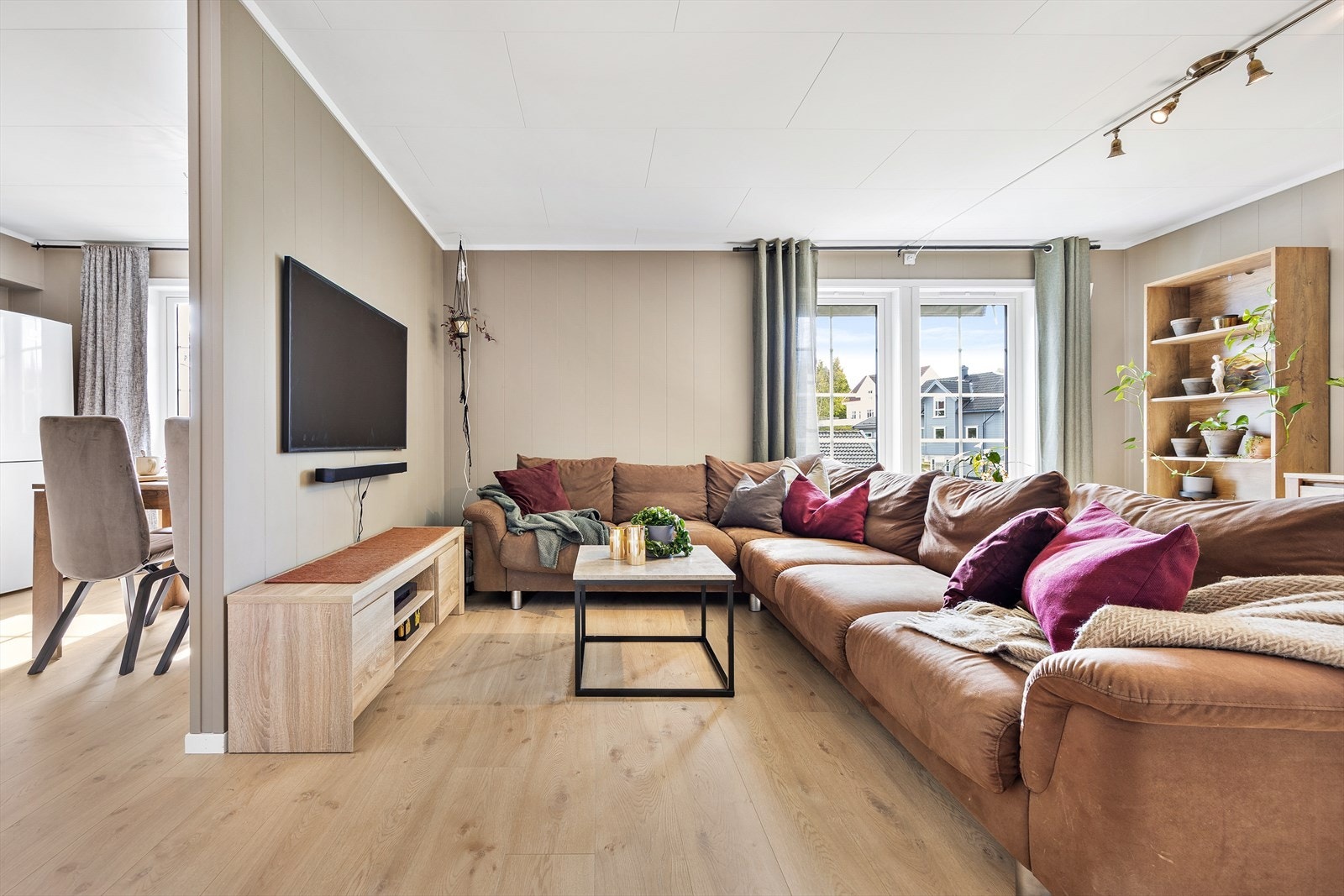 Veggene er malt i lyse og lune farger. Galleribilde