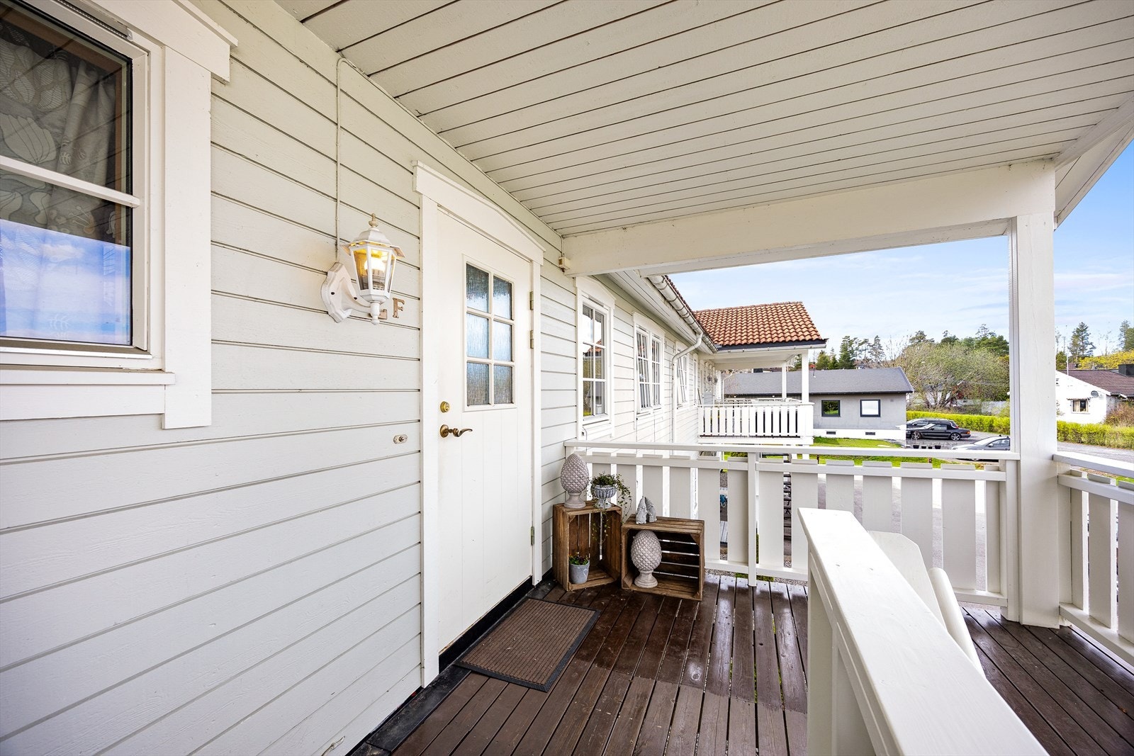 Man ønskes velkommen fra et hyggelig og overbygd inngangsparti. Galleribilde