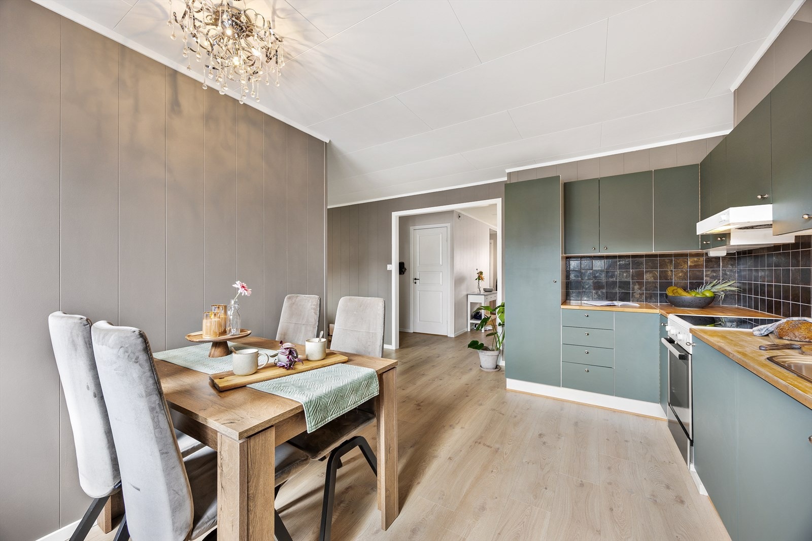 Det er god plass til et spisebord på kjøkkenet. Galleribilde