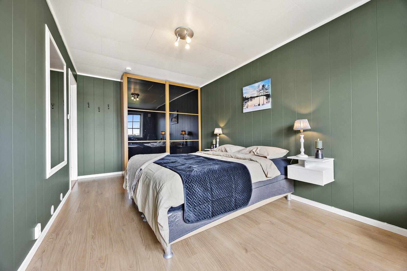 Hovedsoverommet er romslig og har god plass til dobbeltseng og tilhørende nattbord. Galleribilde