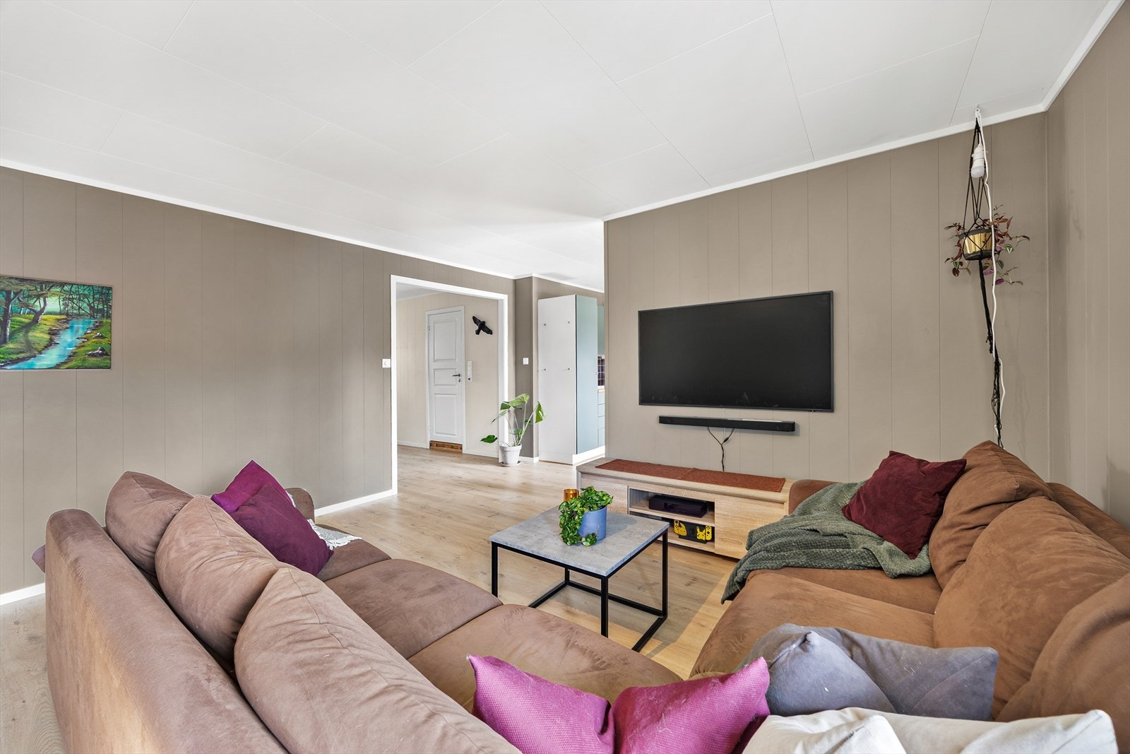 Her har du plass til sofagruppe, mediemøbler og annet møblement. Galleribilde