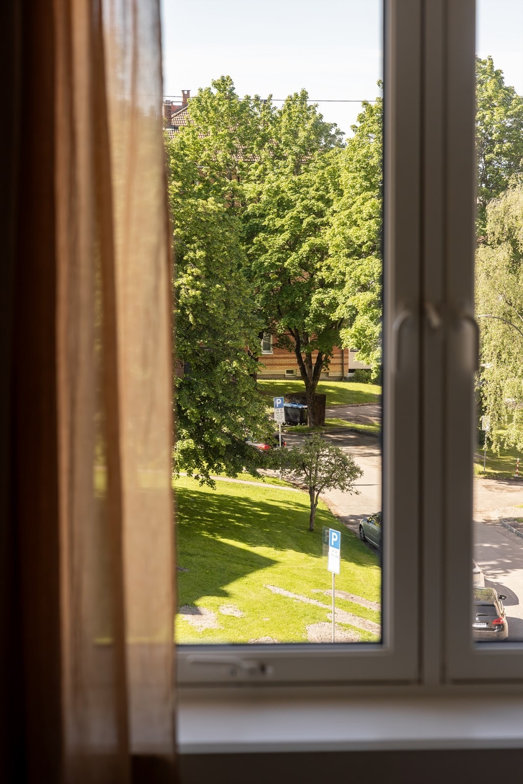 Rolig utsyn fra vindu. Galleribilde