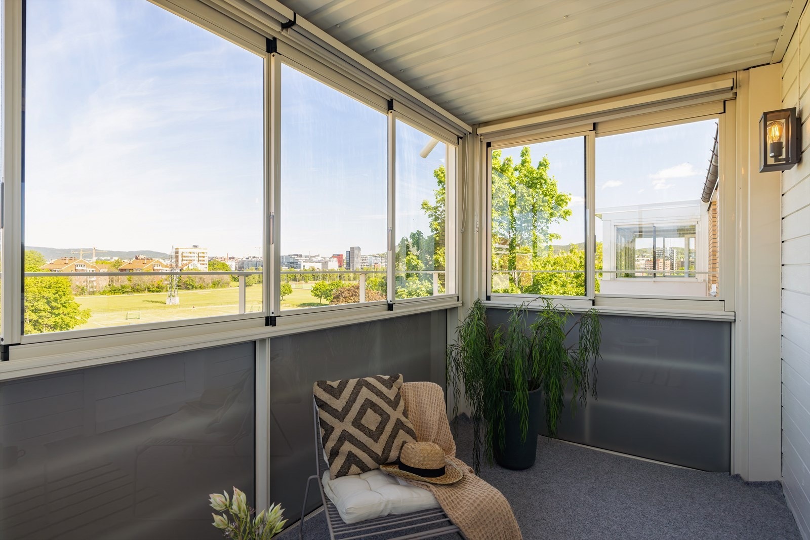 Her er det god plass til utemøbler, og med både lys, stikkontakt og innglassing av balkongen kan den brukes store deler av året. Galleribilde