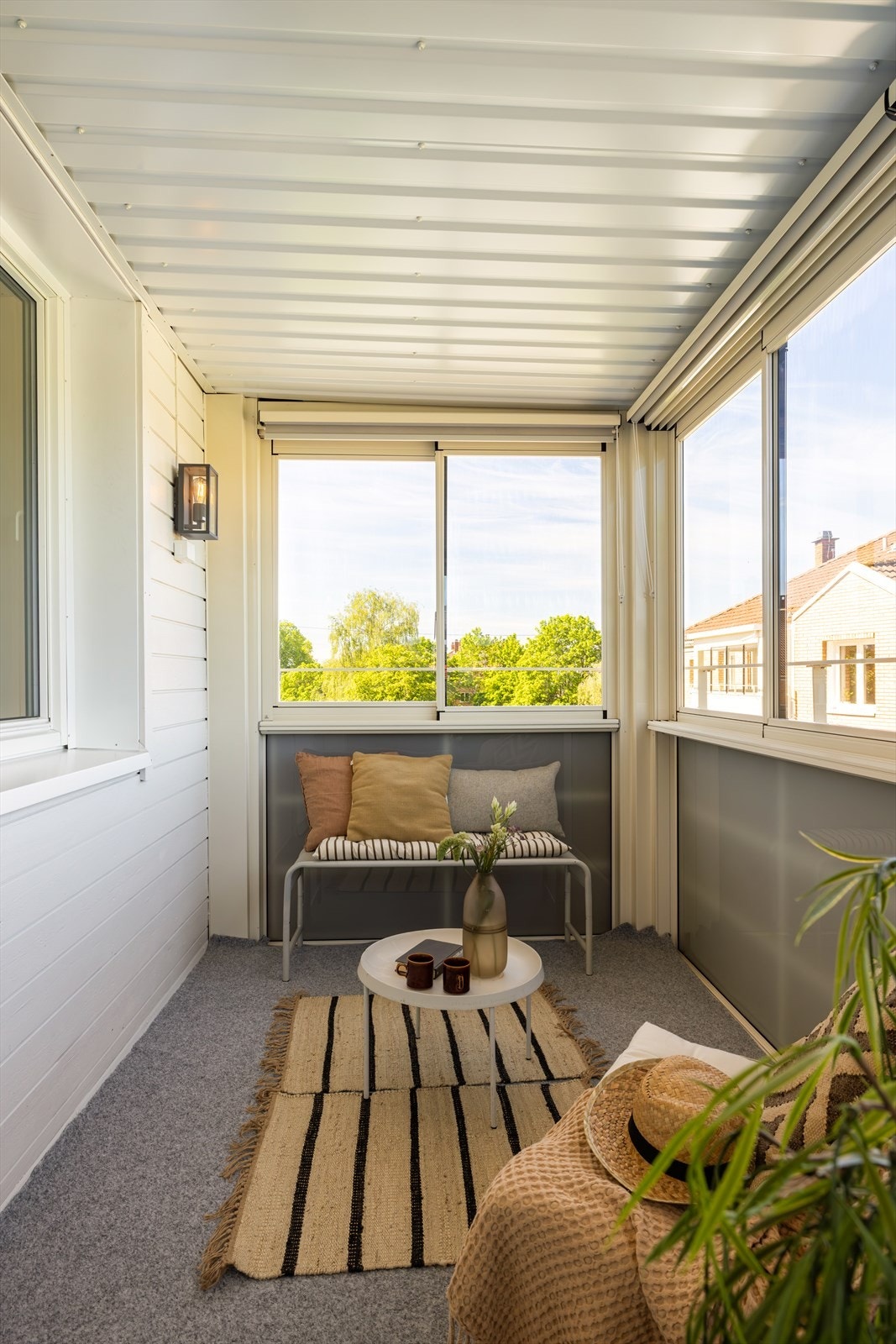 Innglasset balkong fra 2024 med solforhold fra kl. ca. kl. 12:00 og helt til solnedgang på sommerstid - perfekt for å nyte både morgenkaffen og sene sommerkvelder. Galleribilde