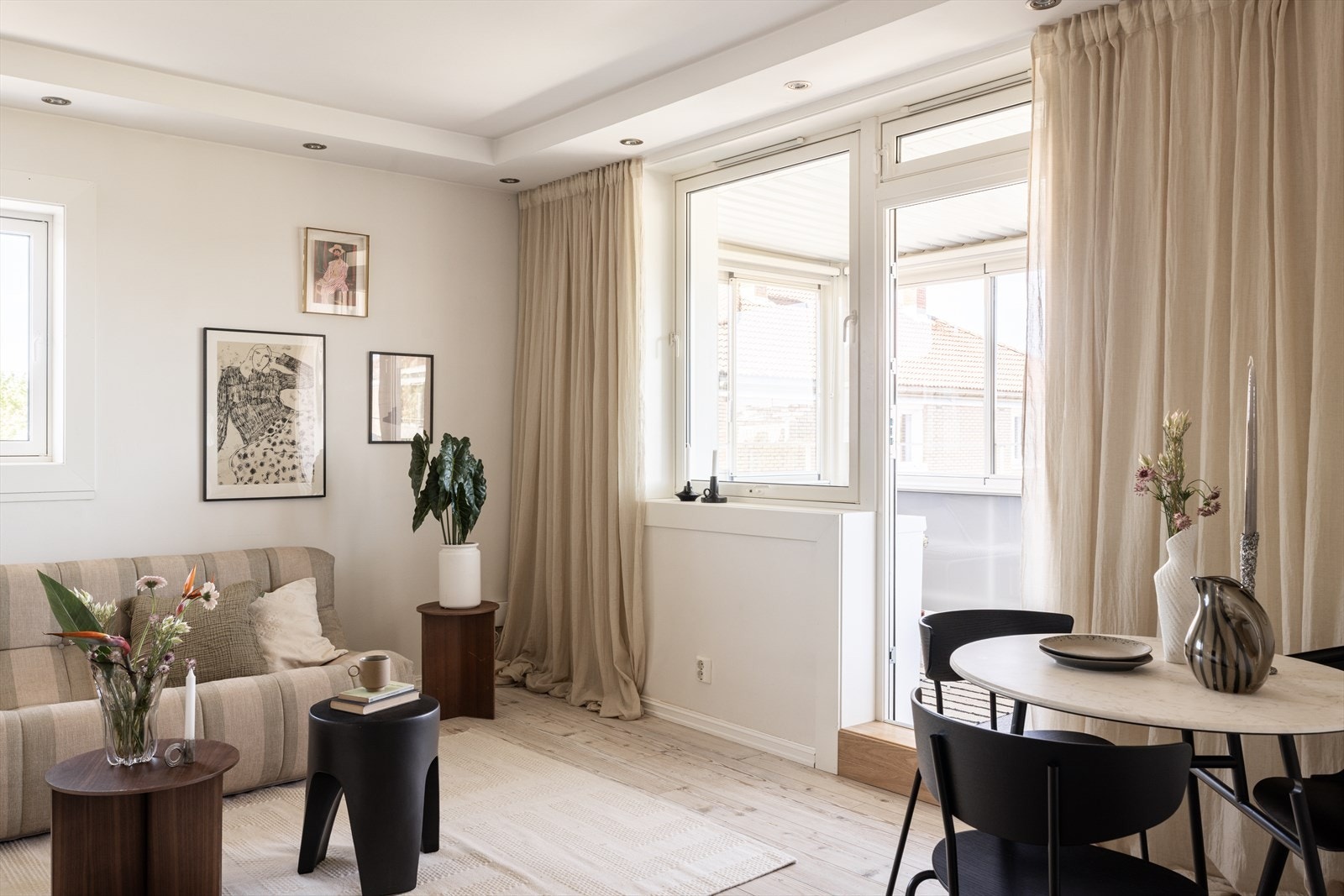 Lys og trivelig stue med vinduer fra to vinkler som slipper inn rikelig med dagslys og skaper en luftig atmosfære. Galleribilde