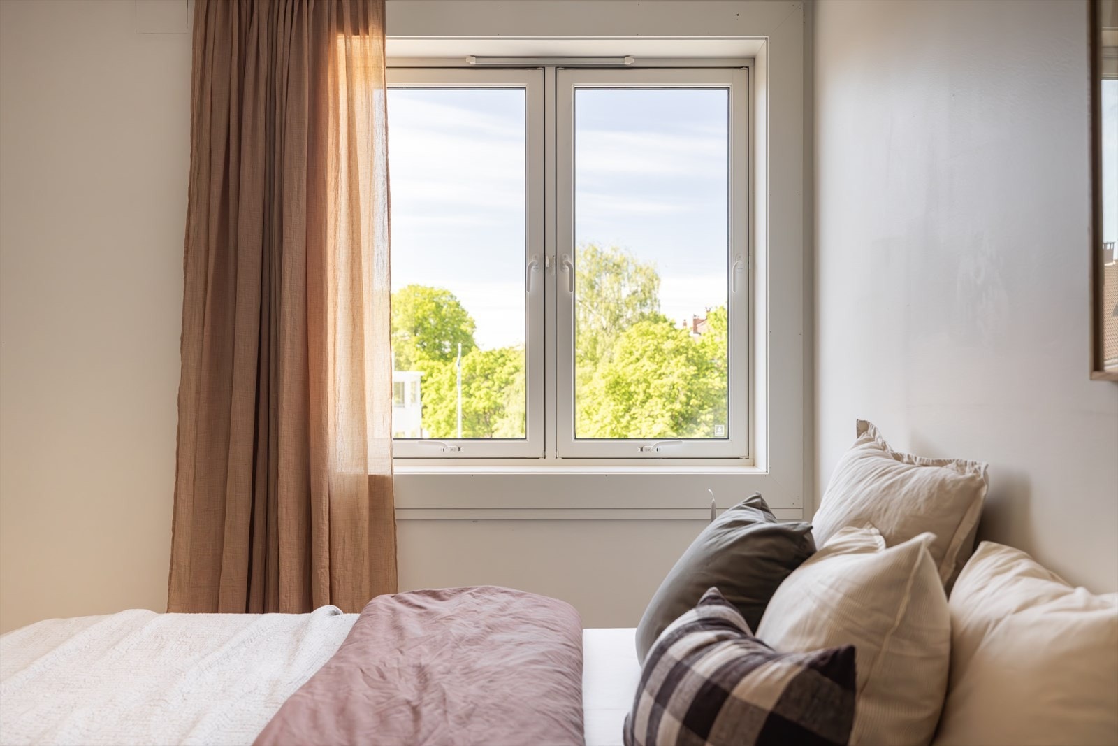 Det store vinduet gir et pent lysinnslipp og gode luftemuligheter. Galleribilde