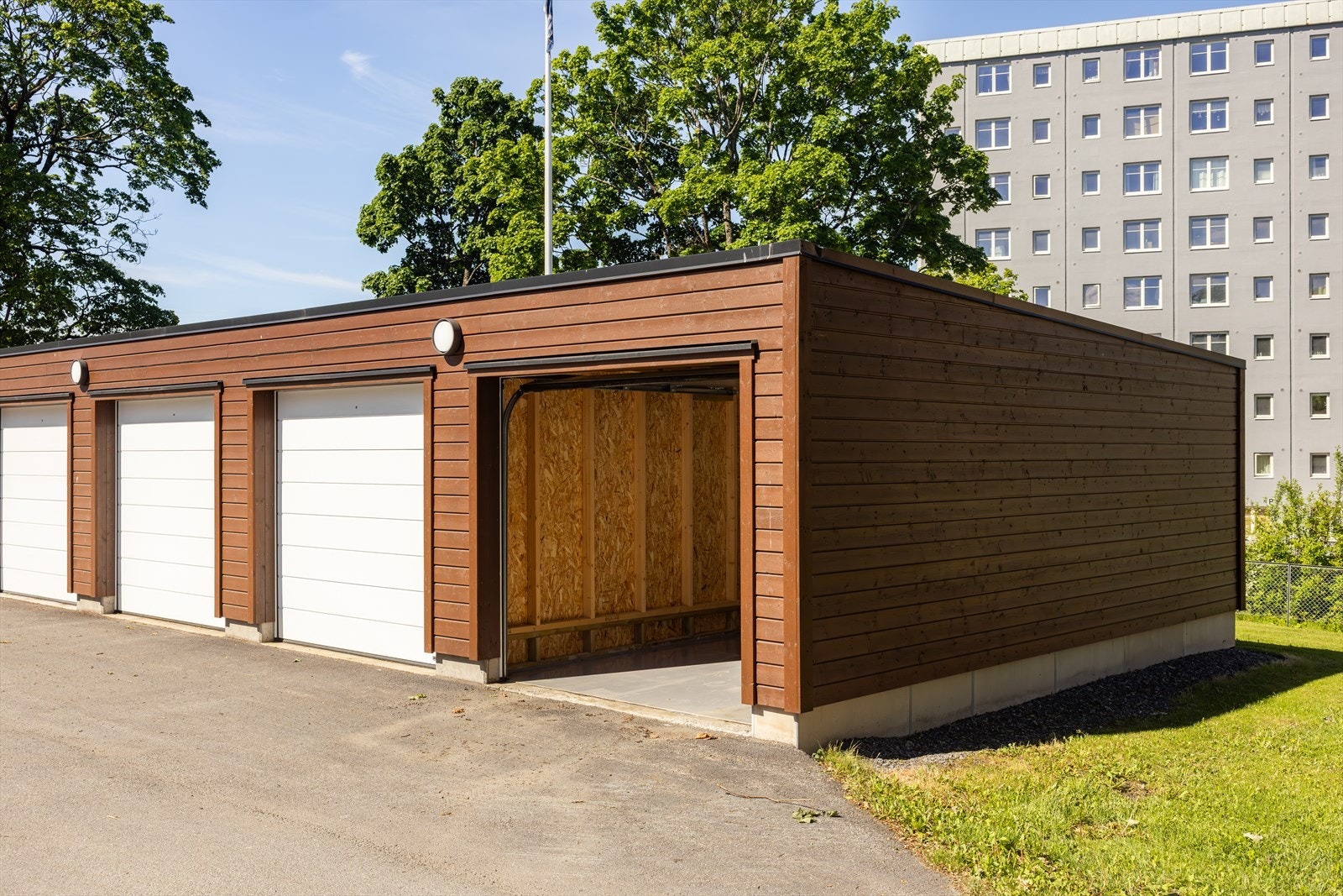 Parkeringsplass med EL-lader i garasjerekke kan kjøpes mot tillegg i pris på kr. 400 000,-. Galleribilde