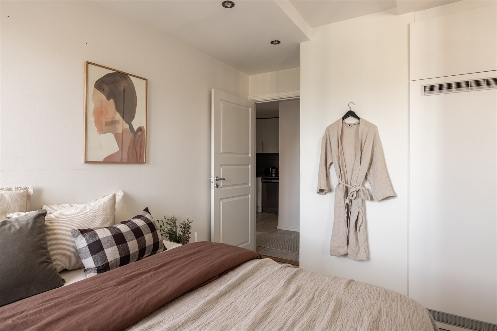 Rommet er holdt nøytralt og derfor enkelt å innrede. Galleribilde