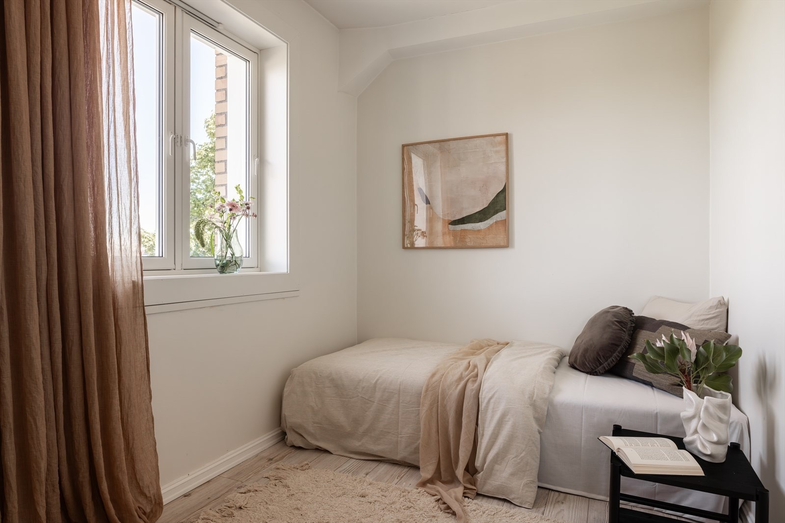Plass til seng, nattbord og oppbevaringsmøbler etter behov. Galleribilde
