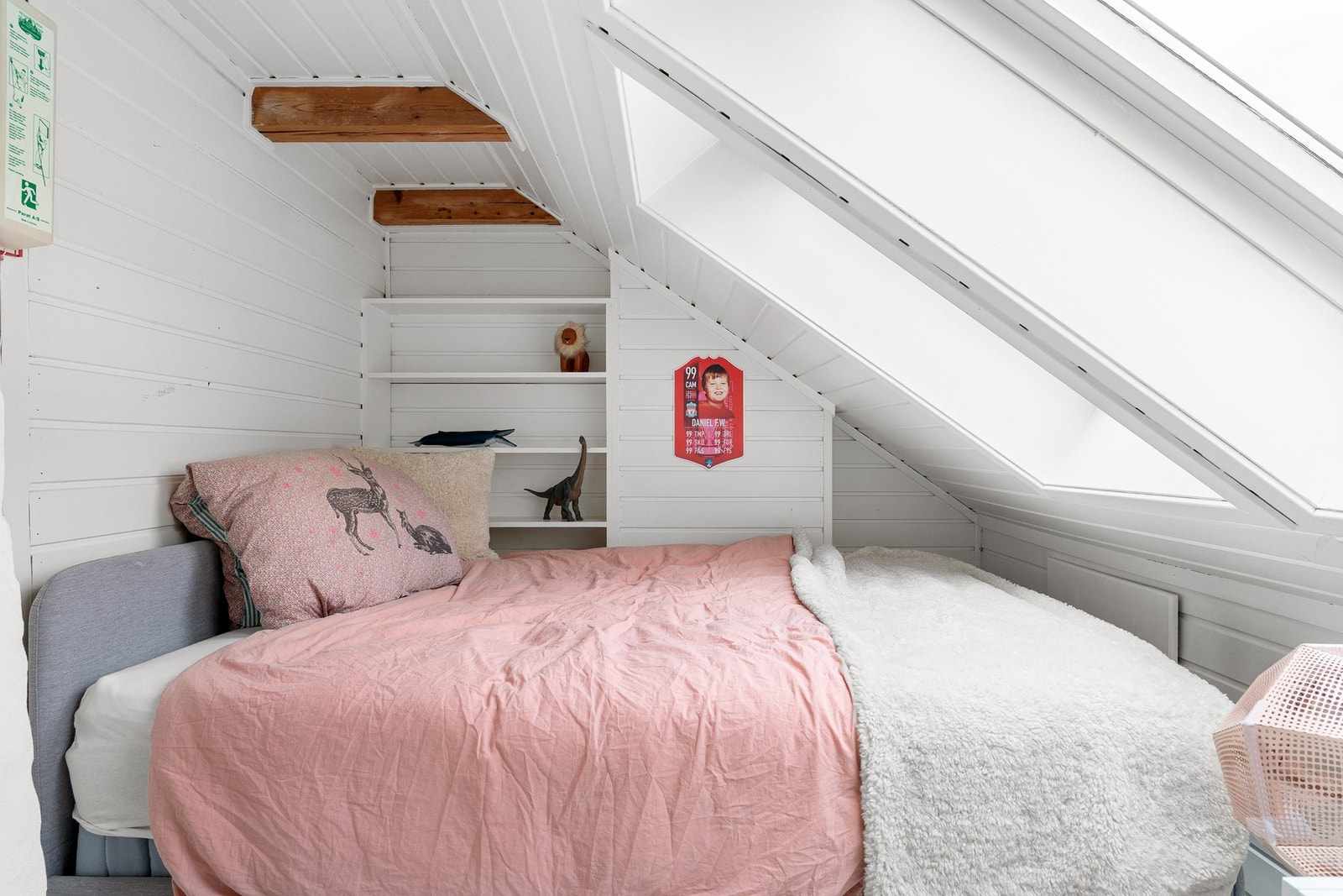 Soverommene har skråtak, synlige takbjelker og store takvinduer som gir godt med naturlig lys. Det er ikke søkt om/godkjent bruksendring av rommet og det er heller ikke tatt stilling om dette lar seg gjøre. Galleribilde