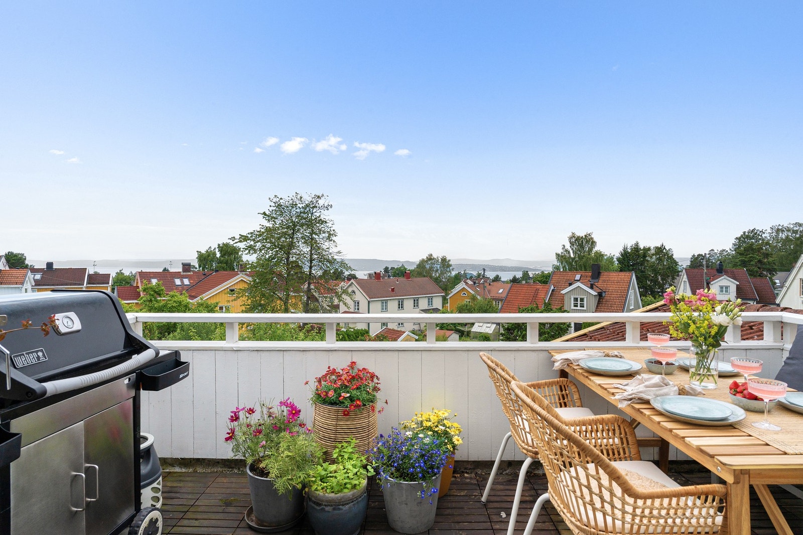 Leiligheten har en nydelig balkong med utsikt over hagebyen og fjorden. Galleribilde