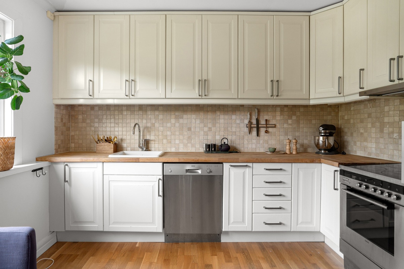 Stilrent kjøkken fra 2008 innredet med klassiske profilerte fronter og benkeplater av heltre som gir et tidløst uttrykk. Fliser mellom benk og overskap bidrar både til det estetiske og praktiske. Videre er kjøkkenet utstyrt med frittstående hvitevarer og Galleribilde