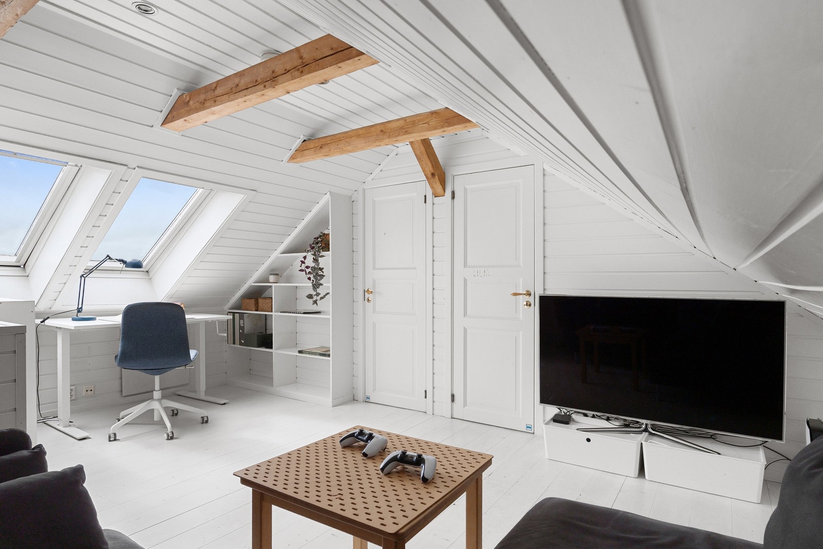 Skråtak og takvindu som slipper inn rikelig med dagslys. Det er ikke søkt om/godkjent bruksendring av rommet og det er heller ikke tatt stilling om dette lar seg gjøre. Galleribilde