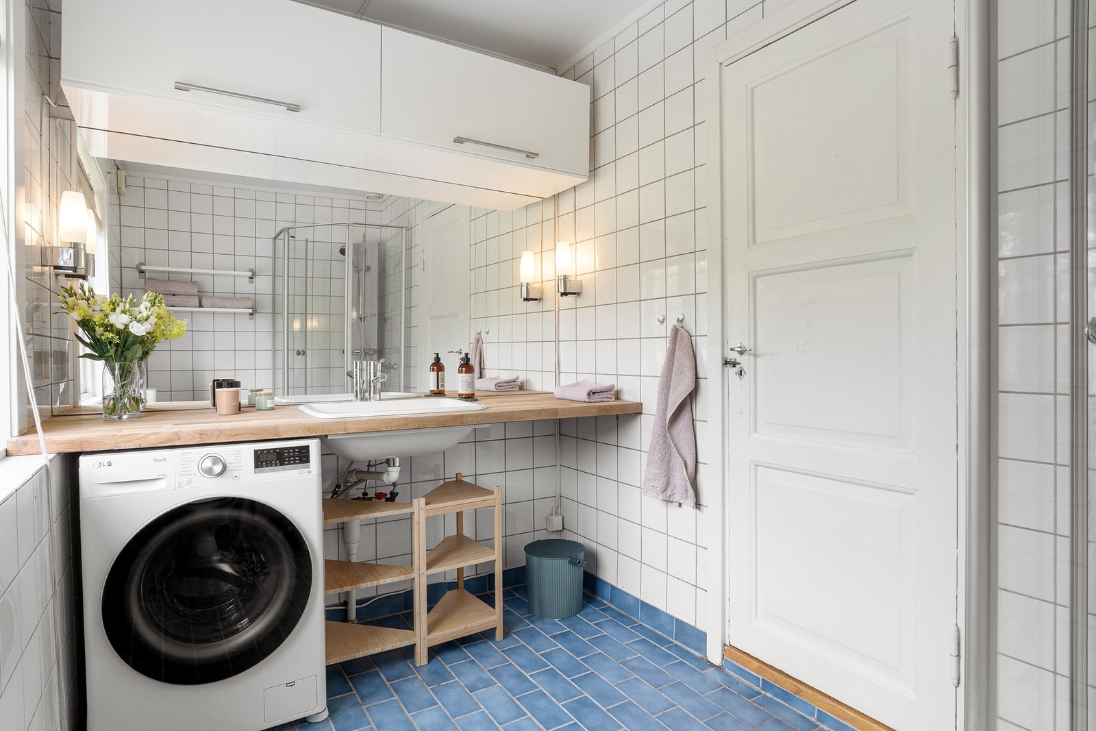 Det er plass til tørketrommel til høyre under benken. Galleribilde