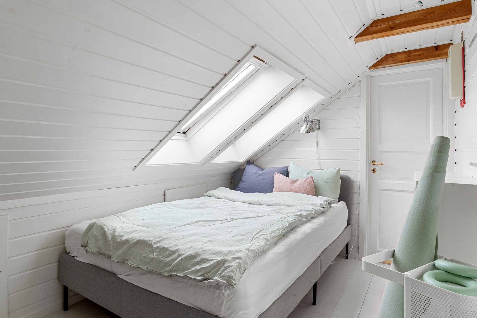 Begge rommene er her innredet med 140 cm brede senger. Døren i fører til boligen sin bod. Det er ikke søkt om/godkjent bruksendring av rommet og det er heller ikke tatt stilling om dette lar seg gjøre. Galleribilde