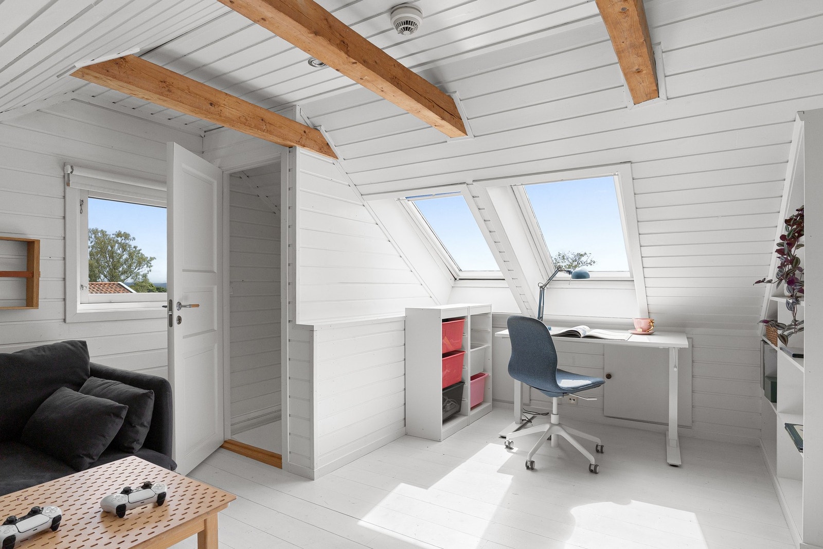 Perfekt som ekstra oppholdsrom, ungdomsavdeling eller hjemmekontor. Det er ikke søkt om/godkjent bruksendring av rommet og det er heller ikke tatt stilling om dette lar seg gjøre. Galleribilde