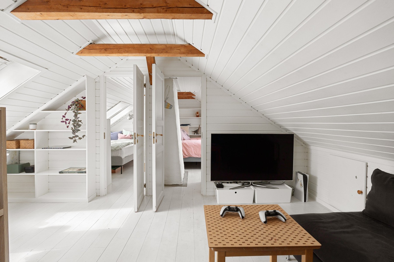 Fra loftsstuen er det adkomst til 2 soverom. Det er ikke søkt om/godkjent bruksendring av rommet og det er heller ikke tatt stilling om dette lar seg gjøre. Galleribilde