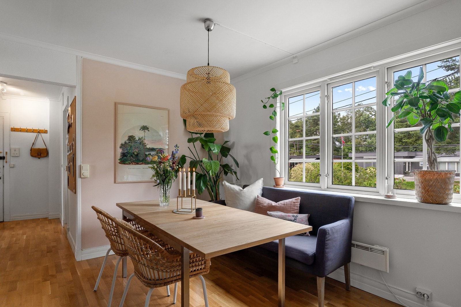 En lys og gjennomgående 5-roms leilighet med lite innsyn. Galleribilde