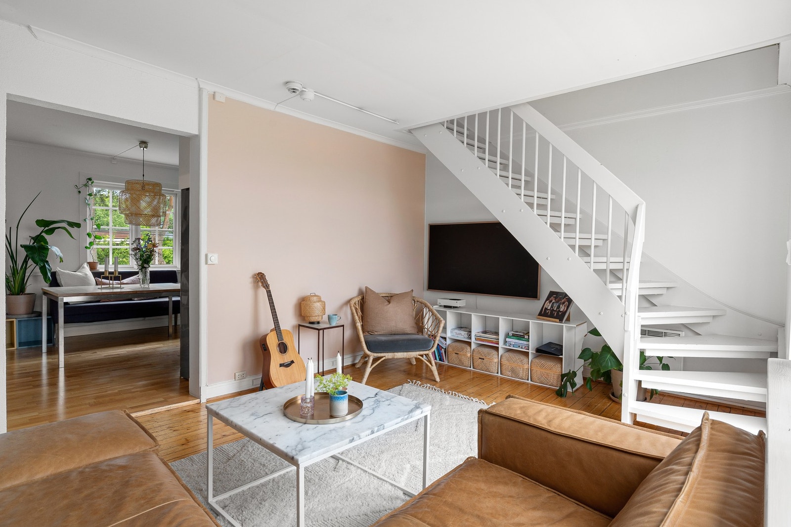 Fra stuen tar du deg enkelt til kjøkkenet. Galleribilde