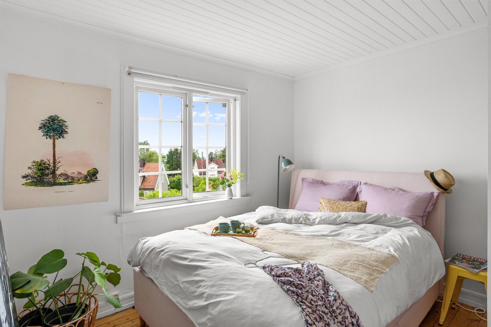 Boligens hovedetasje byr på et romslig hovedsoverom med god plass til dobbeltseng og nattbord. Rommet er utstyrt med en funksjonell garderobeløsning som gir god oppbevaringsplass. Galleribilde