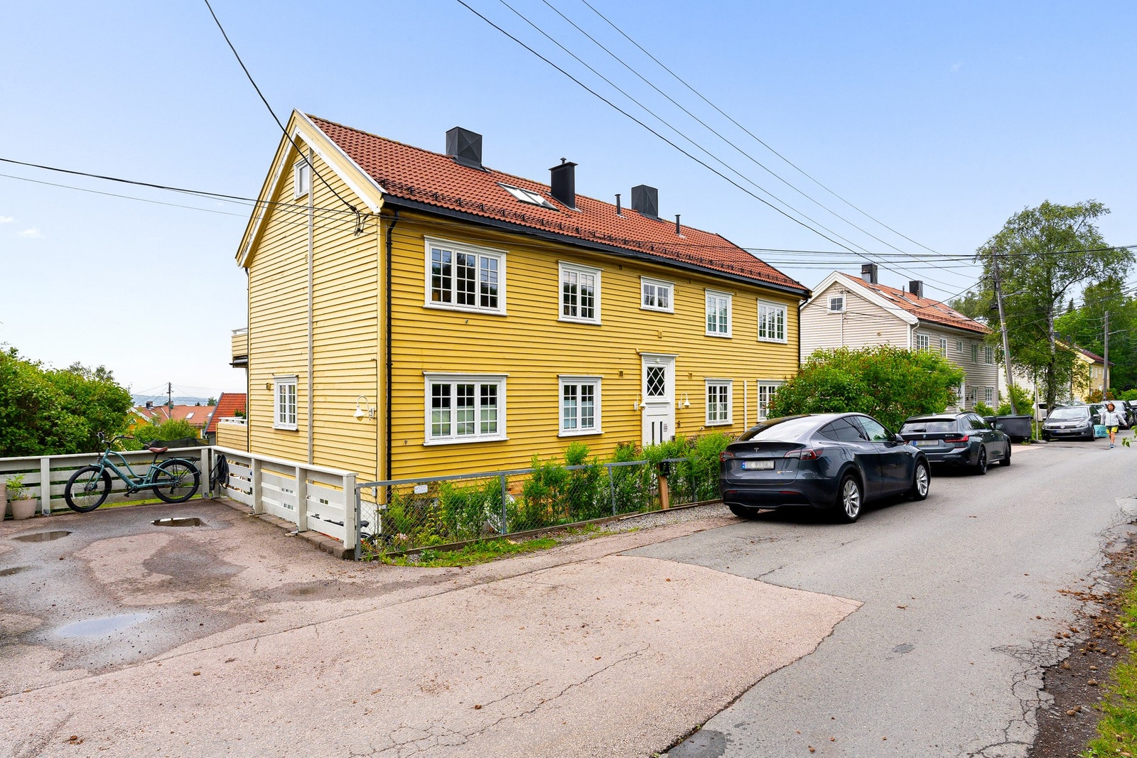 Leiligheten ligger i en 4-mans boligens andre etasje samt loftsetasjen. Du disponerer en parkeringsplass med ladestasjon (32 amp) som vist på bildet. Galleribilde