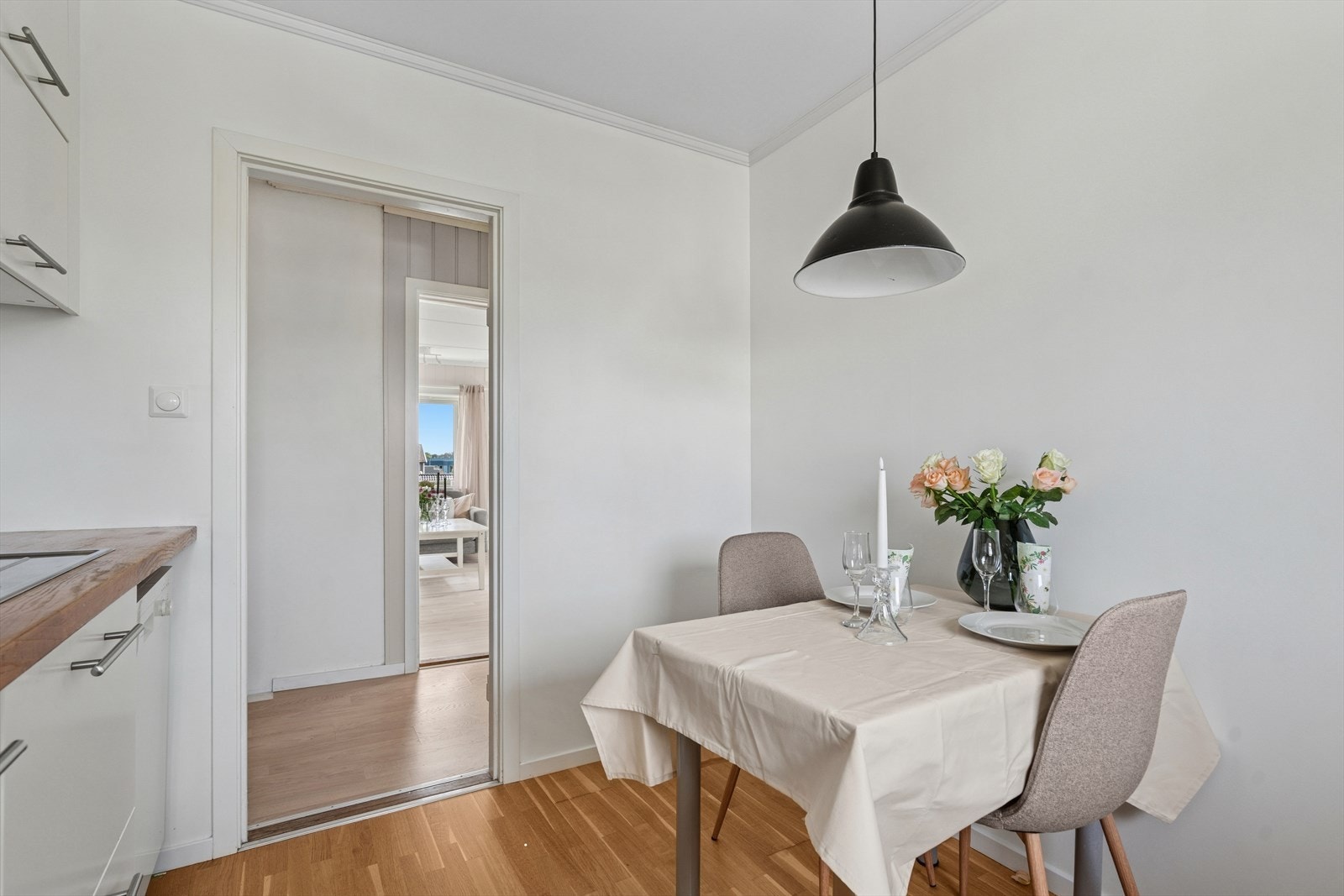 Det er også plass for et lite spisebord på kjøkken. Galleribilde