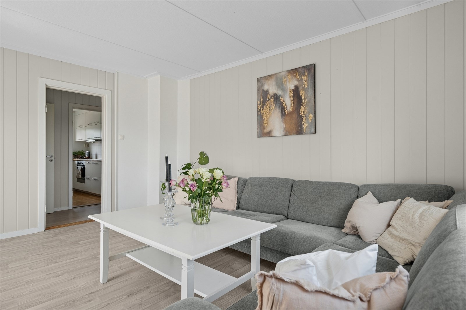 Stuen har en naturlig plass til sofa og tilhørende møbler. Galleribilde