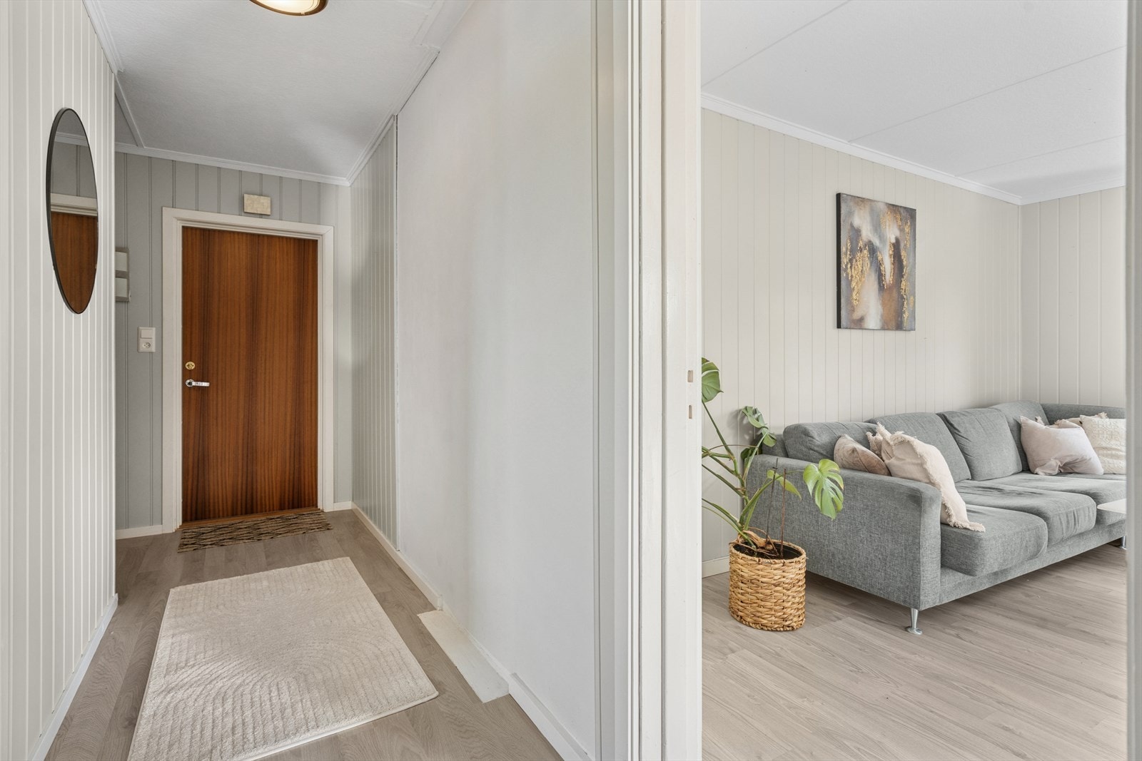 Entréen er innbydende med plass for å henge fra seg yttertøy og sko. Galleribilde