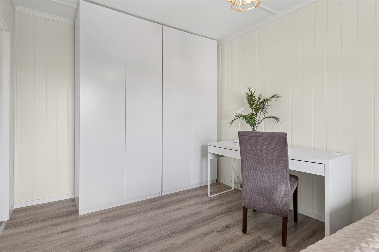 Soverommet har også plass til skrivebord og dobbelt garderobeskap. Galleribilde