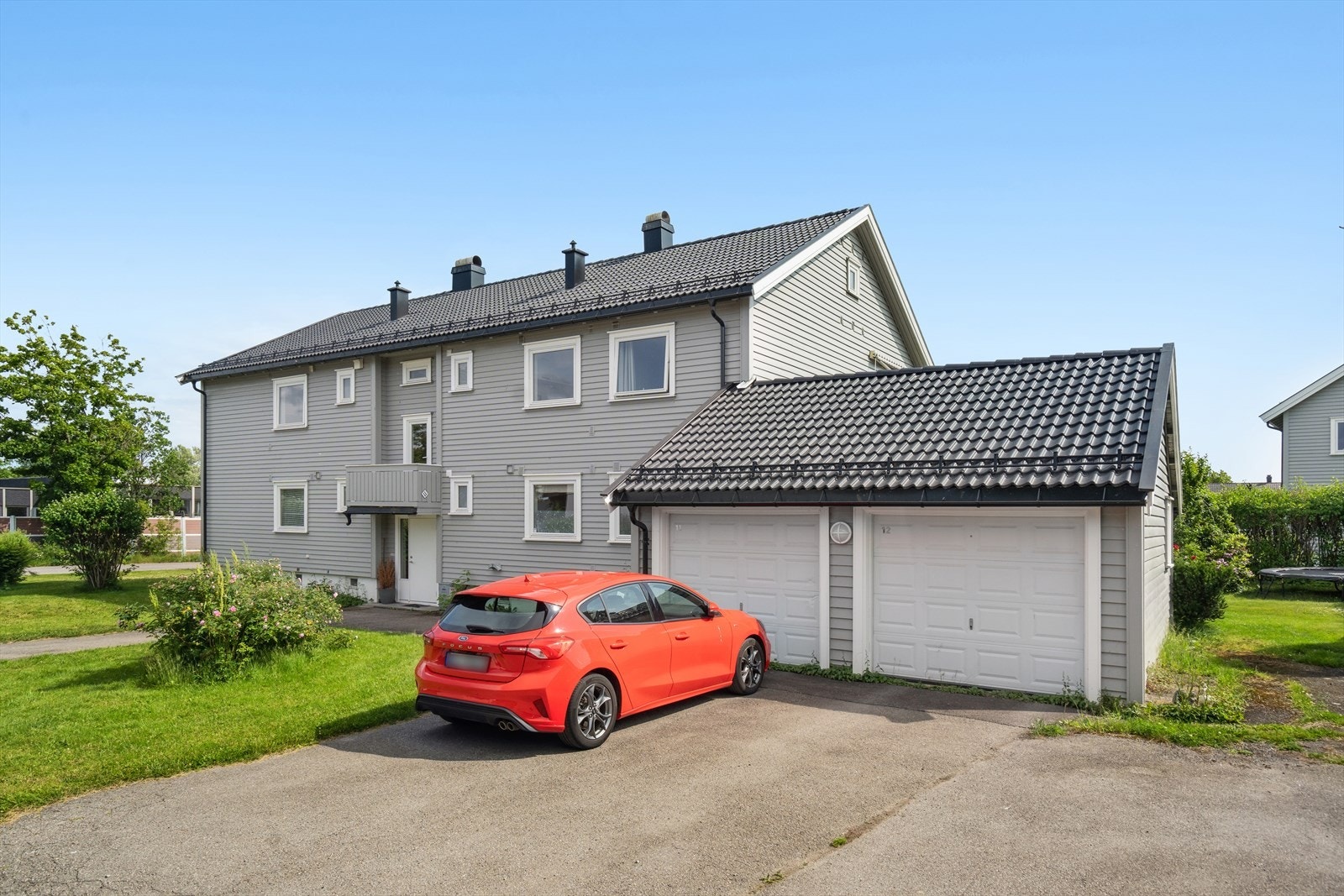 Mulighet for utvendig parkering på felles parkeringsplass utenfor. Mulighet for garasjeleie etter venteliste. Galleribilde