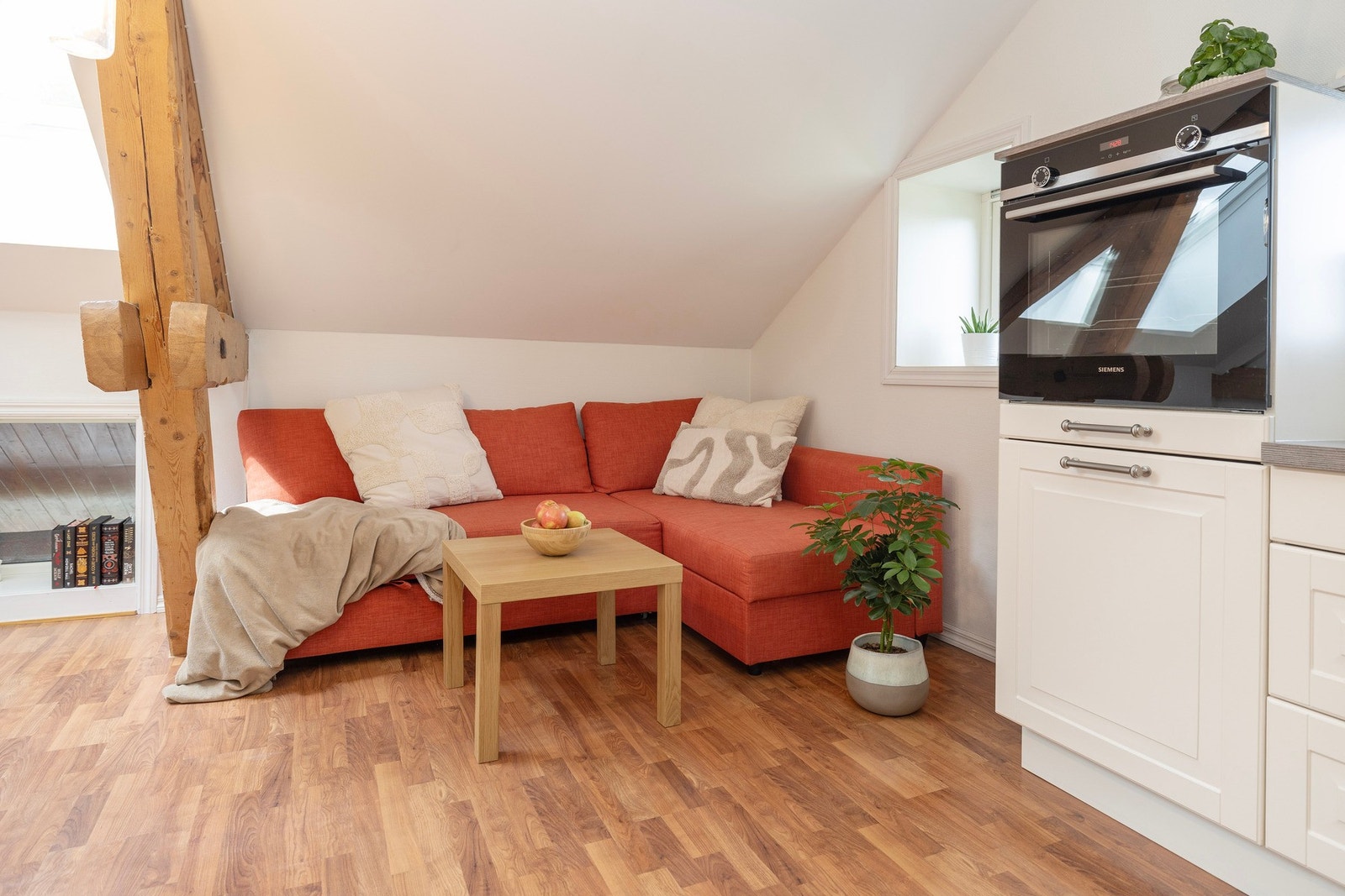 Plass til sofa i tilknytning til kjøkken Galleribilde