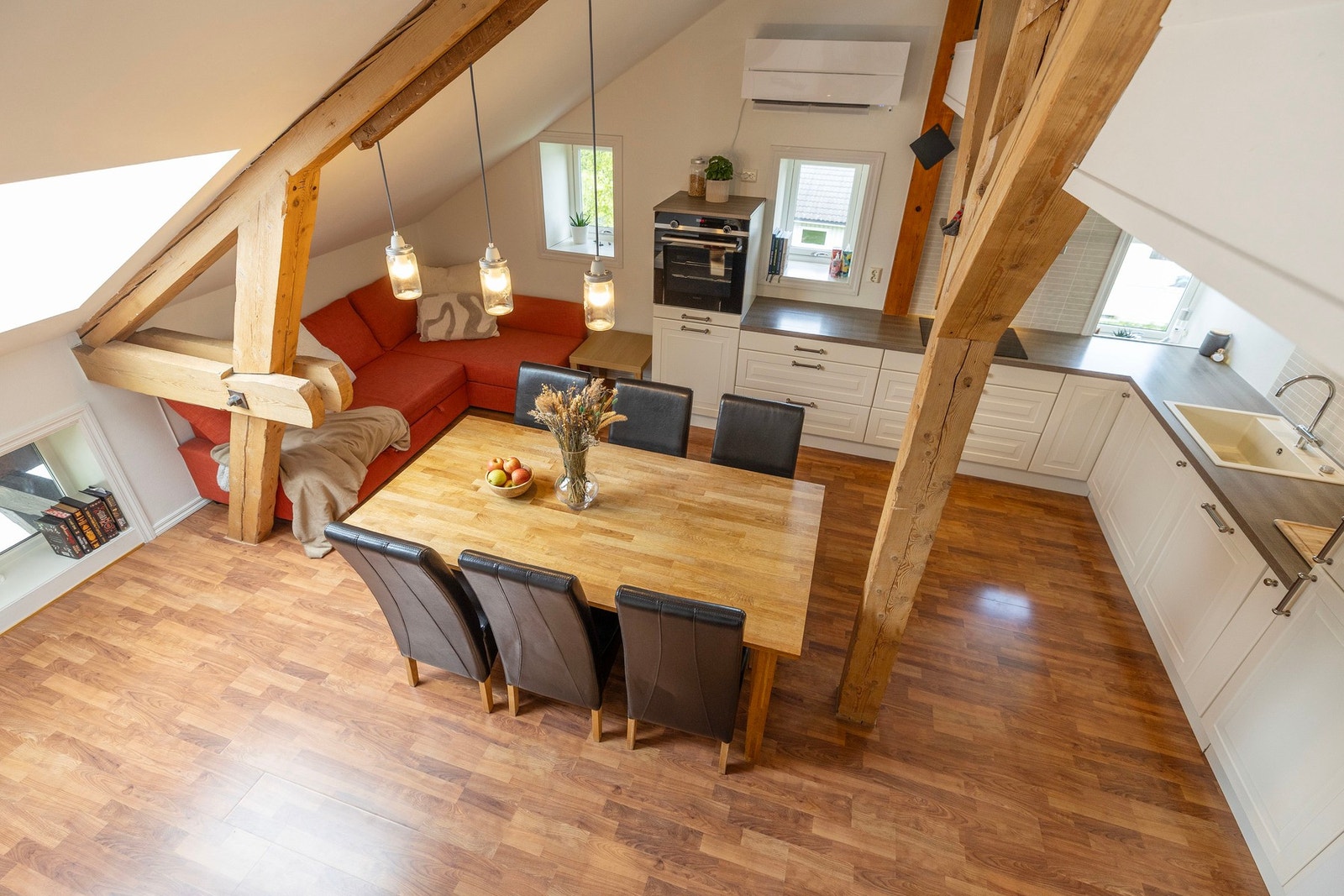 Kjøkken/stue sett fra loftsetasjen Galleribilde