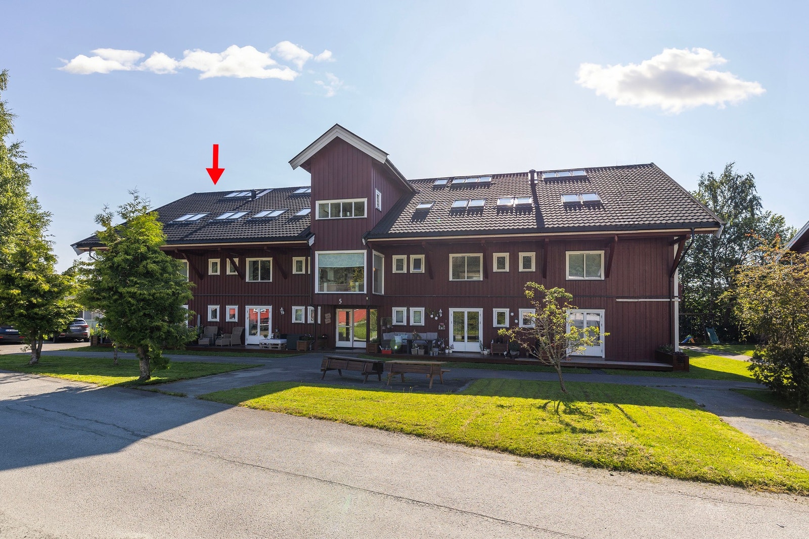 Borettslagets fasade. Rød pil markerer leilighetens plassering i bygget Galleribilde